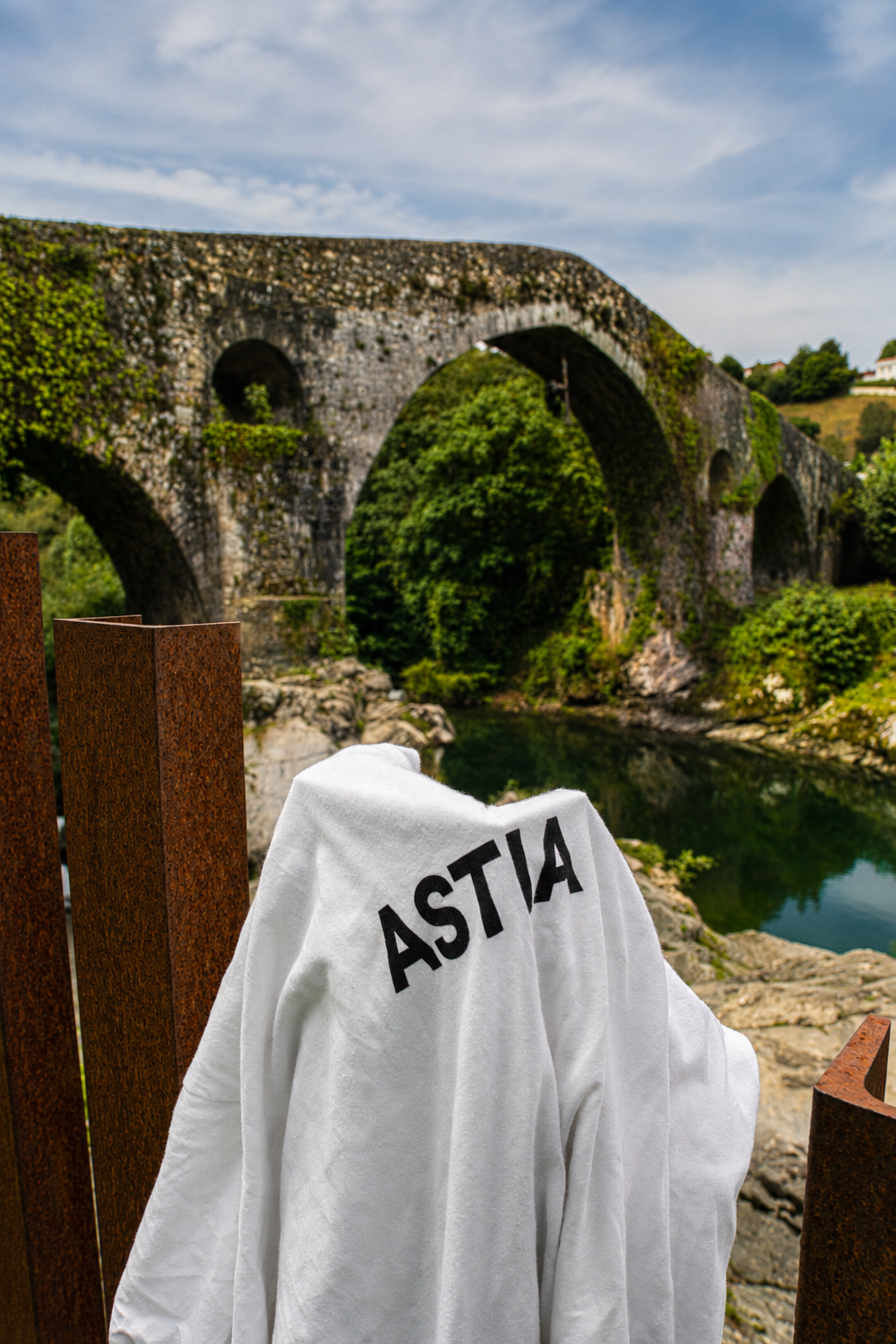 Sudadera de Astia frente al Puente Romano de Cangas de Onís