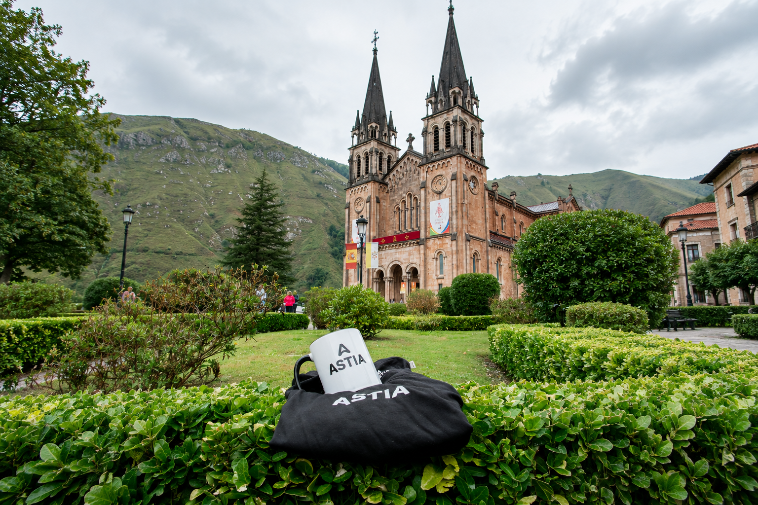 Taza y sudadera de Astia ante la basílica de Covadonga, Asturias