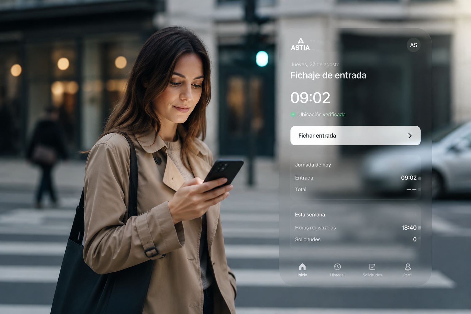 Persona usando Astia Control Horario desde el móvil
